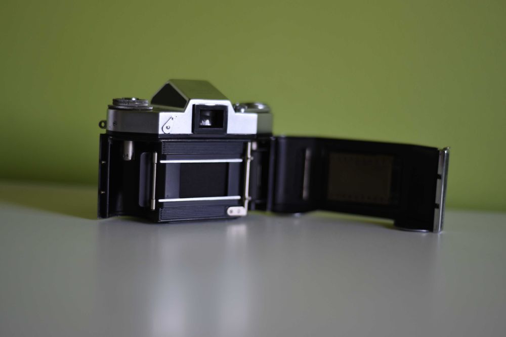 Aparat Foto SLR pe Film Exa II + Obiectiv Carl Zeiss Tessar 2.8/50 + Husă Ihagee