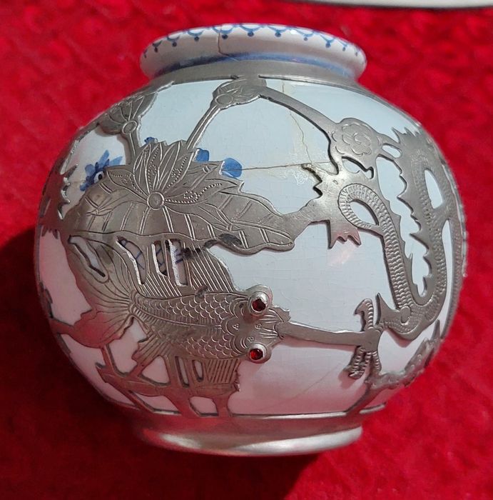 Кувшин Драконы и Рыбы ползающие по кувшину