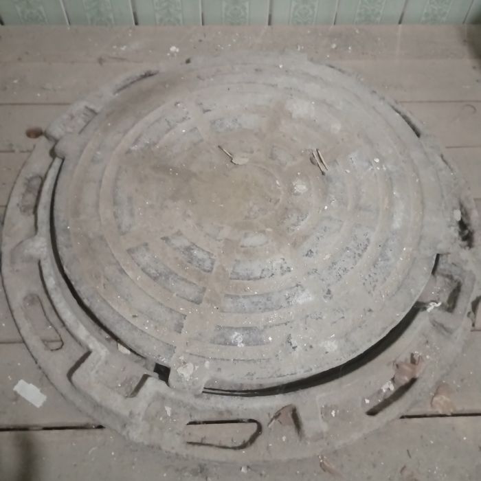 Люк над  колодцем