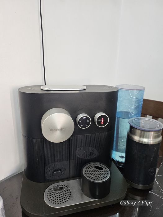 Vând expresor Nespresso Expert & Milk