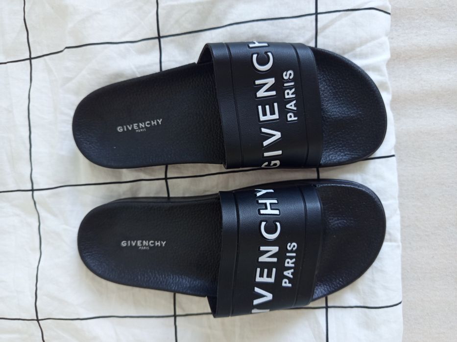 Șlapi de plajă Givenchy, și nu numai, merg și casual elegant