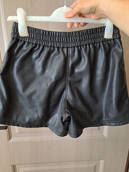 Pantaloni scurți si top