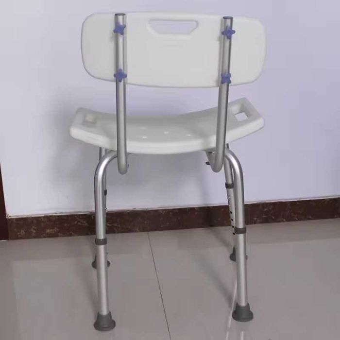 Стул для инвалидов с прорезями для принятия ванны.