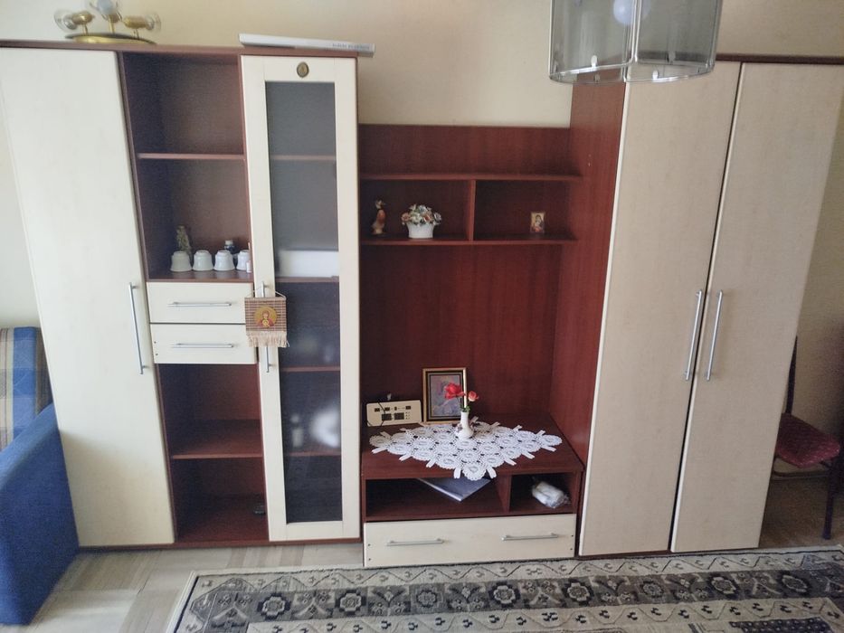 Mobilier living cu dulapuri și vitrină