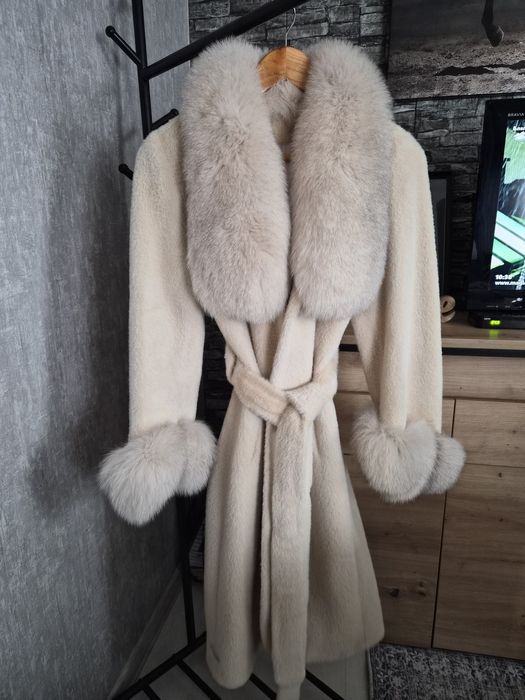 Луксозно дълго палто от естествен и богат косъм от лисица