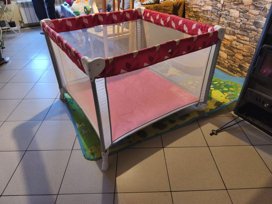 Червена кошара за игра