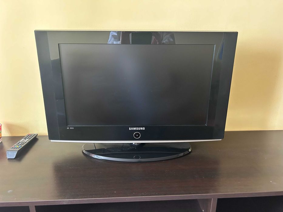 Mobilier & electrocasnice – pachet complet SAU pe bucăți (pantofar, cuier, bucătărie, TV, canapea, masă)