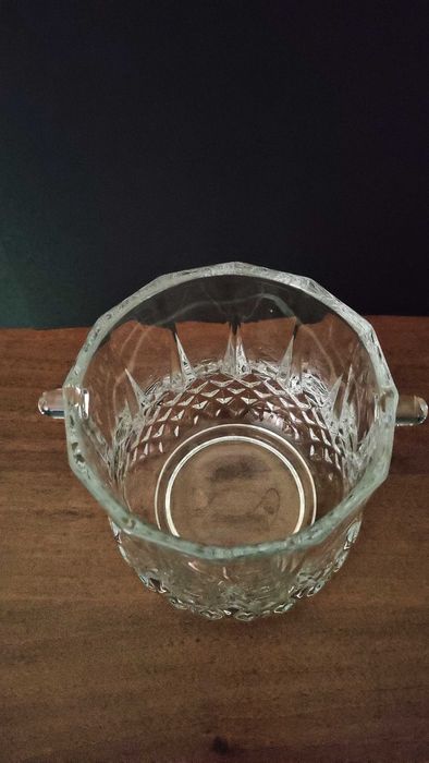 Един прекрасен кристален съд за лед -масивен и дебелостенен