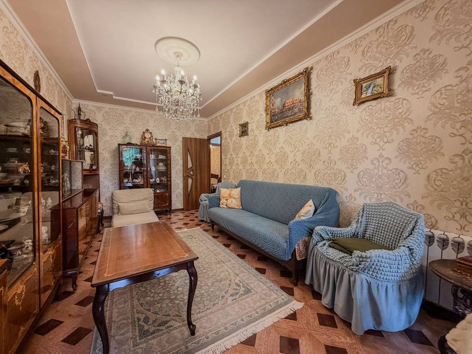 Буз-2 Ялангач,Автосалон Пойтахт, 3/1/5,кирпич, балкон 2*6,70 м2