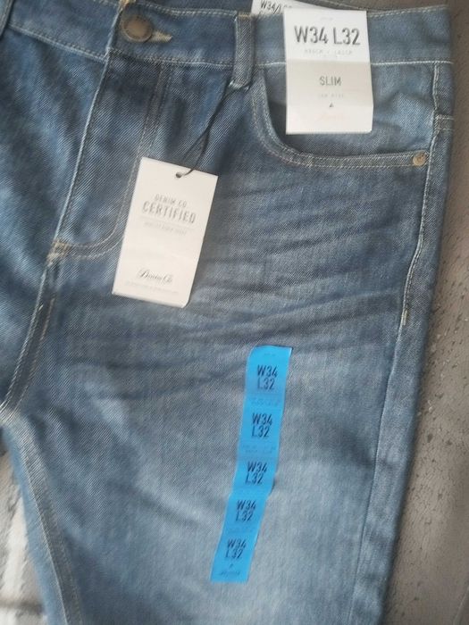 Дънки нови, прави, 99 см е обиколката горе, дължина на дънките 110 см.