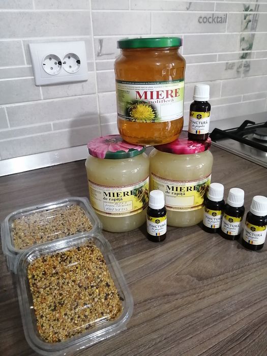 Vând miere, polen, și tinctura de propolis. Miere de salcâm angro 27 de lei kg si miere de rapiță 15 lei kg.