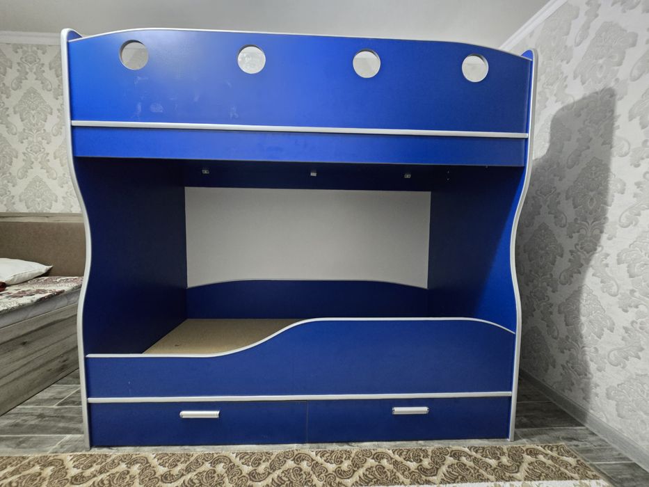Двухъярусная кровать для подростков или детей