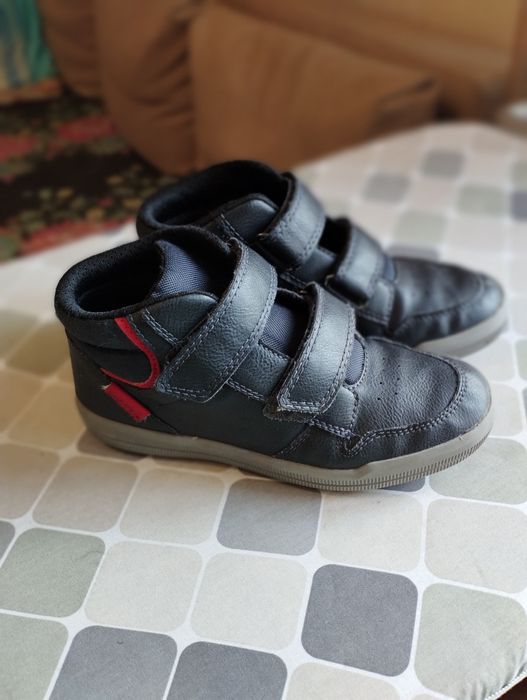 Высокие осенние кроссовки