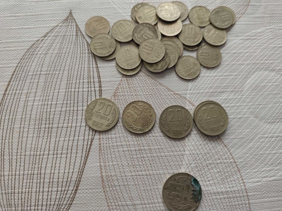 Стари банкноти и монети от различни години и държави