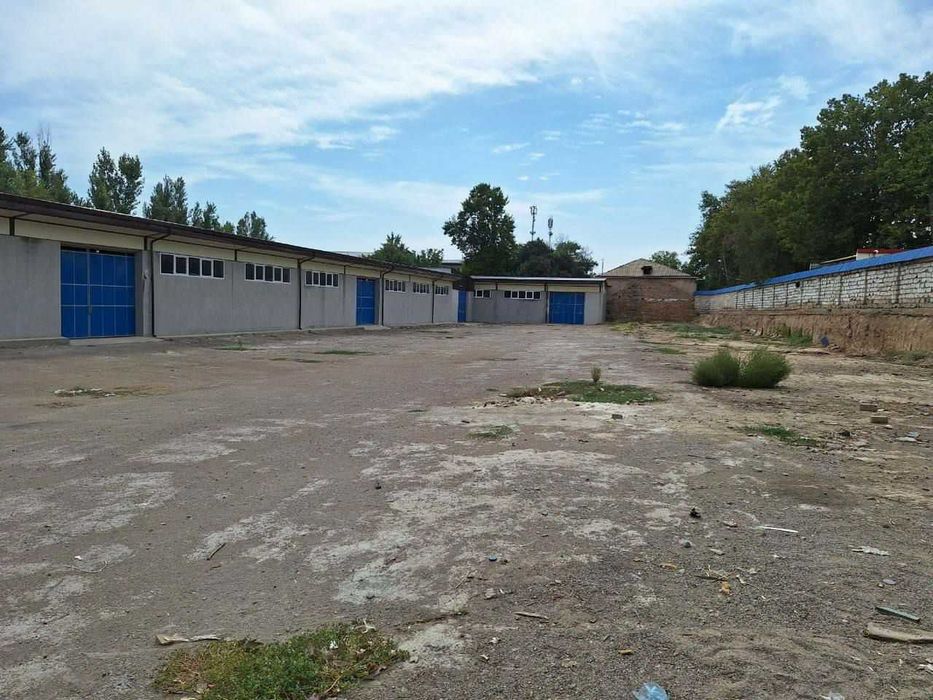 Продаётся 6 400 м² склад.