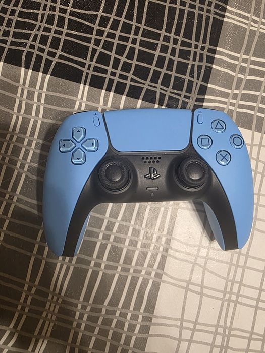 Продавам PlayStation 5 Slim с дисково устройство перфектно състояние с гаранция!