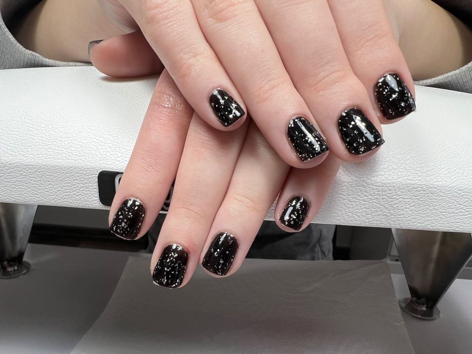 Mani semi și cu gel cu produse de calitate si instrumente sterile