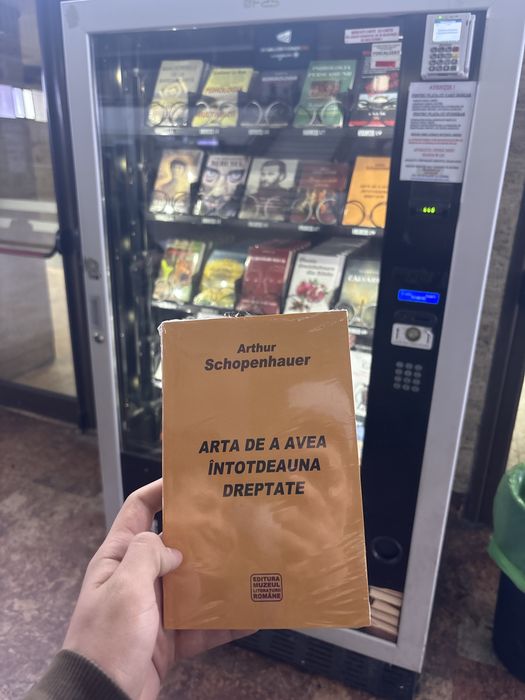 Vand carte despre artă