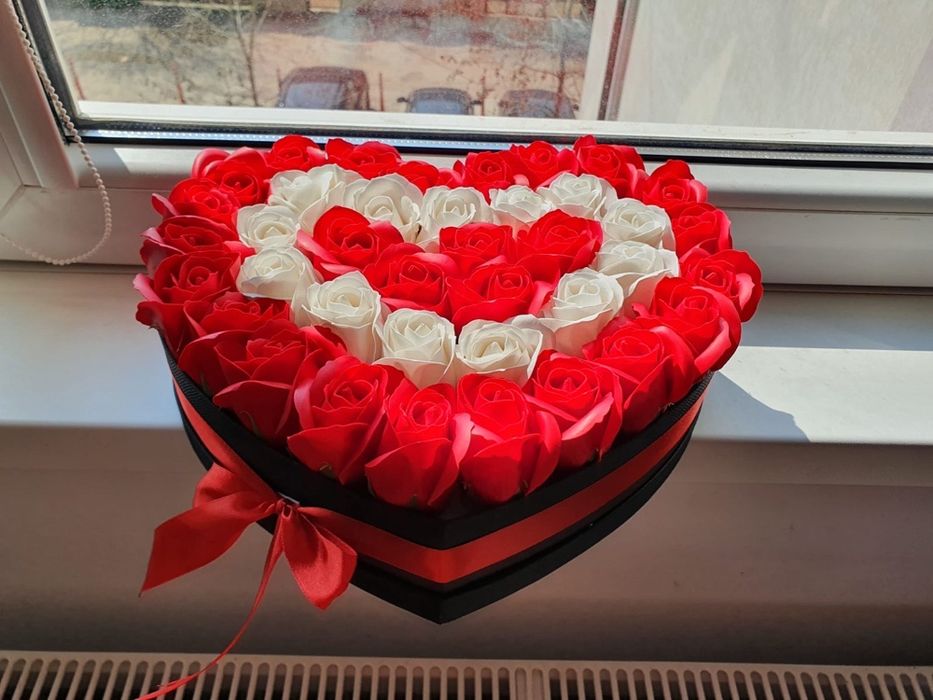 Cutie in forma de inima cu trandafiri de sapun alb rosu