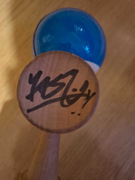 Kendama krom pop sticky blue signed by Vilau Davide and Yasuu