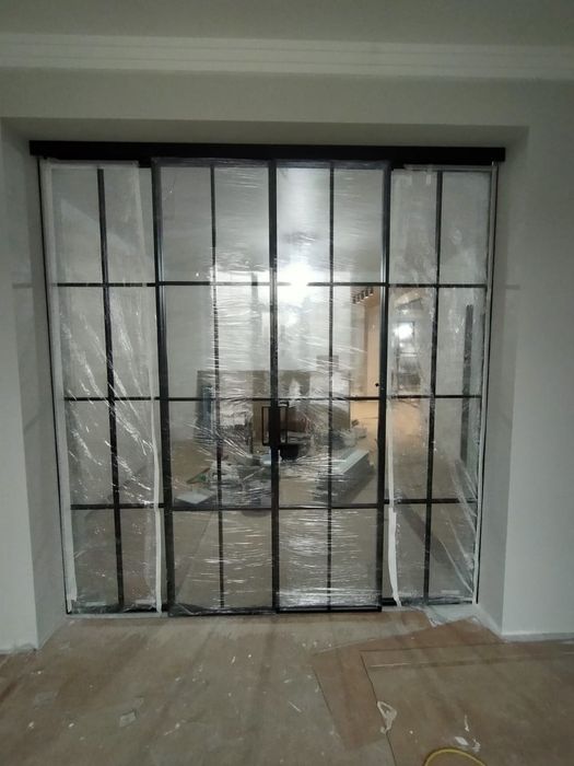 Перегородки из коленного стекла