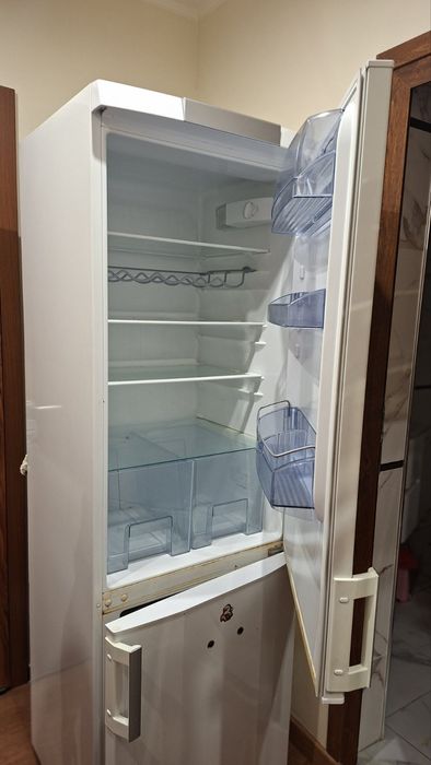 Хладилник с долен фризер AEG