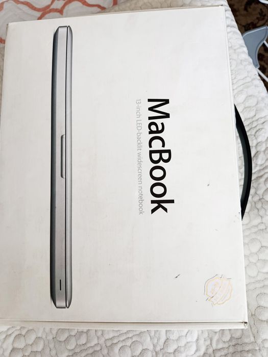 На продаже два ноутбука, MacBook и HP