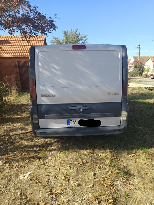 Vând Renault trafic an 2003 motor 1.9 DCI șase viteze acte la ziua fără fiscal