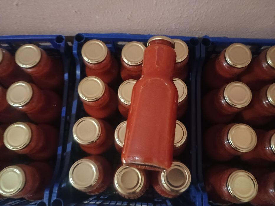 Zacuscă și bulion de vinzare