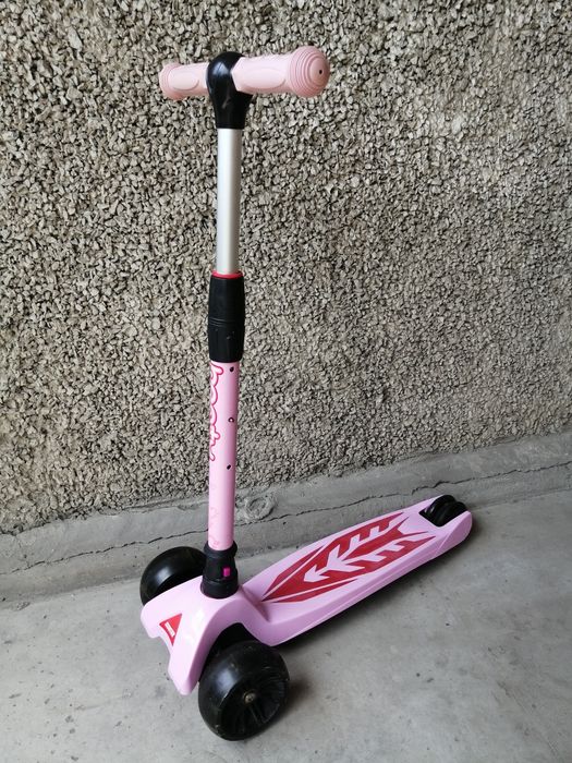 Самокат трёхколёсный для девочки б/у