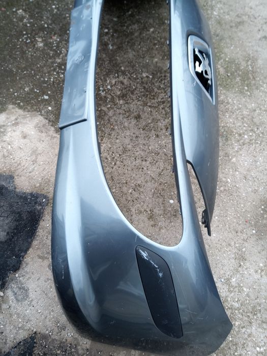 Продавам предна броня за Пежо 207