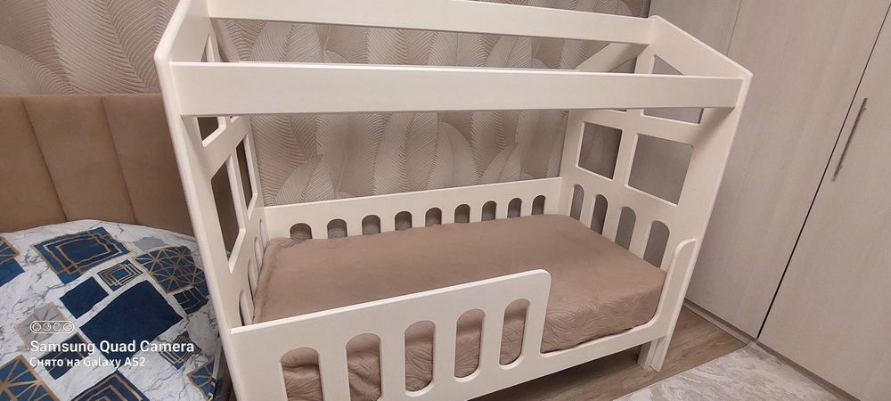 Продам детскую кровать домик