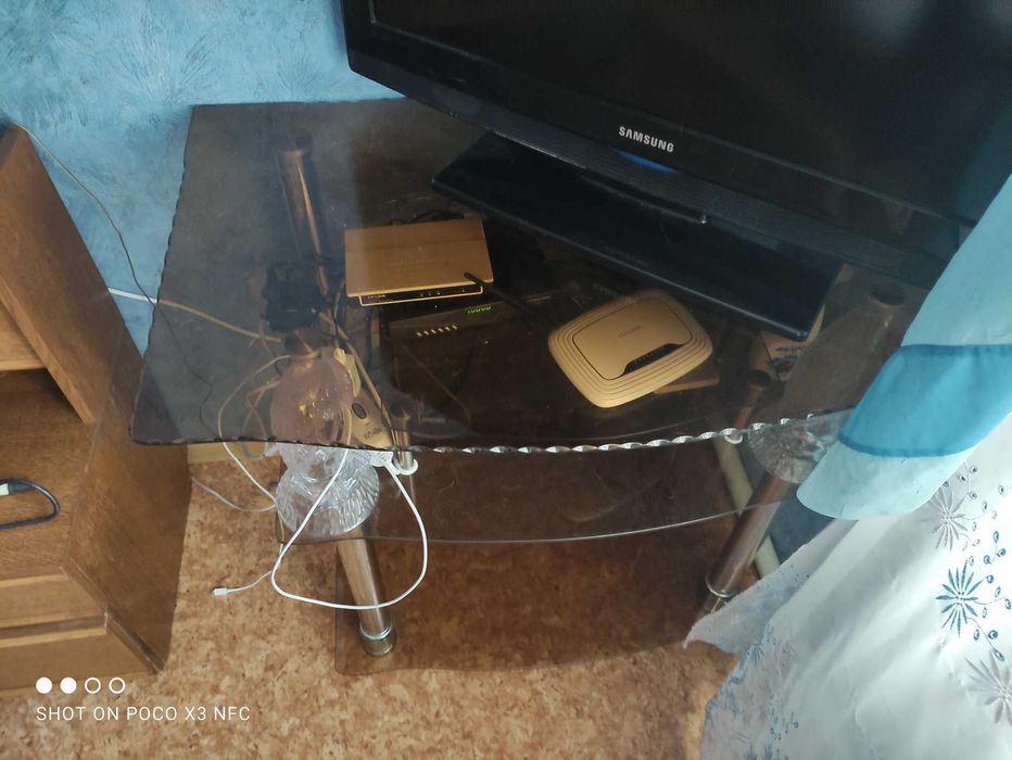 продам стеклянную тумбу под телевизор