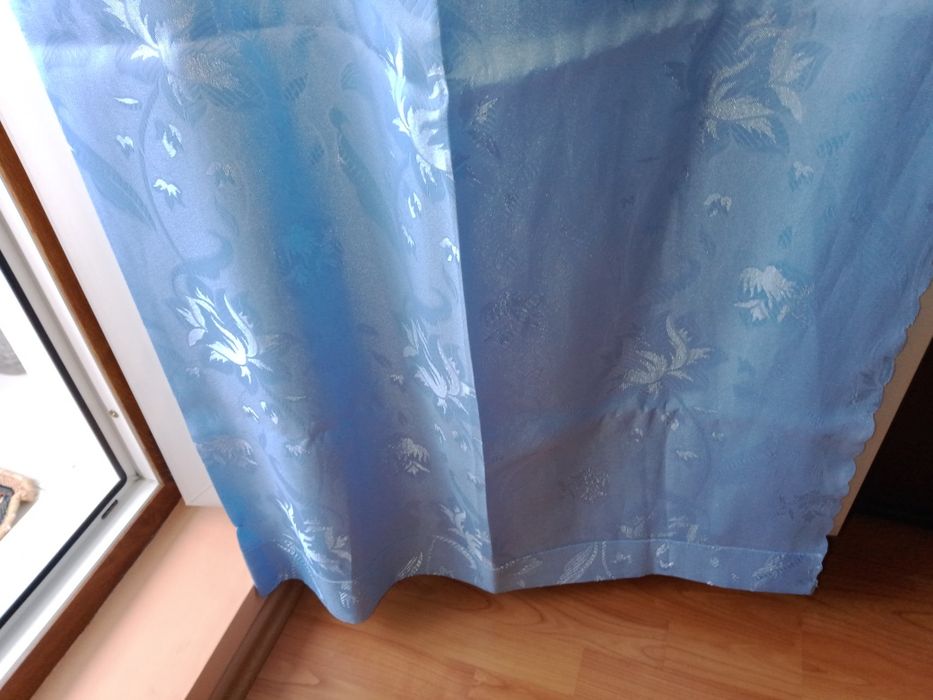 Două draperii, și două perdele fond bleu,dim.273/152 cm.