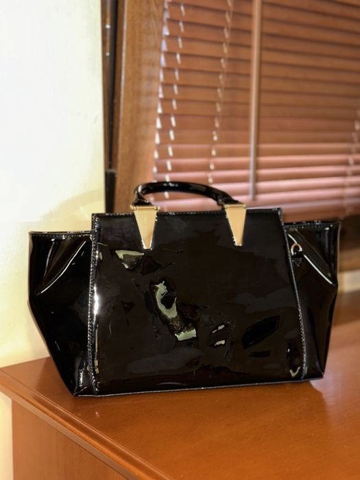 Елегантна черна лачена чанта Fabiano