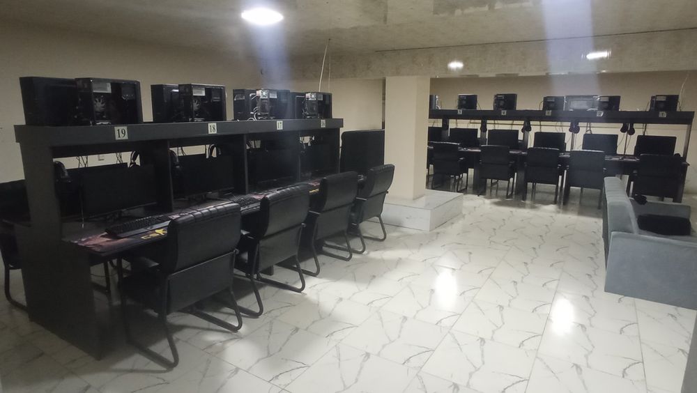 20 мата кампютер, и 2 та Плейстейшен 3.биргаликда сотилади