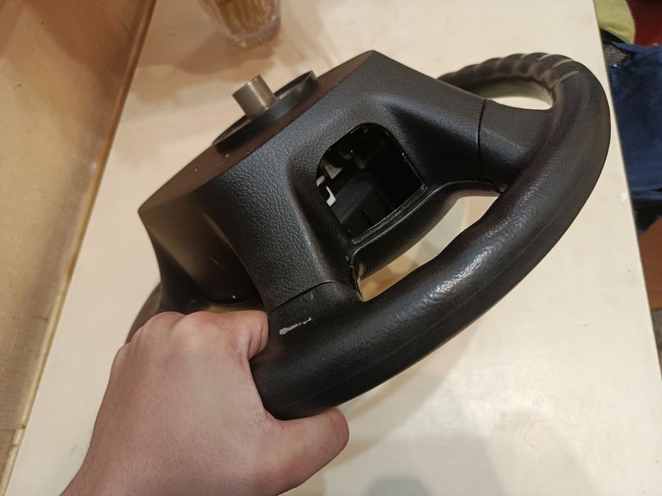 продается руль с подушкой без кнопок в хорошем состоянии