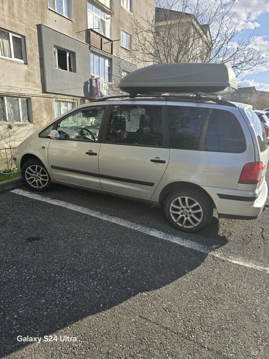 Volkswagen Sharan și barcă cu motor