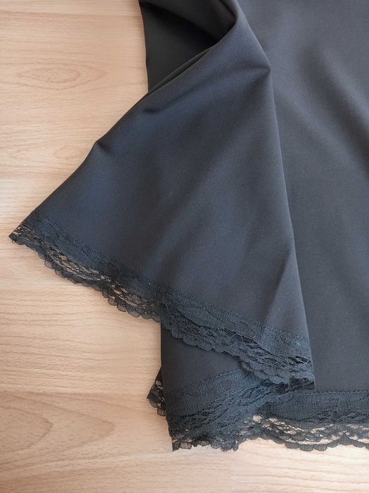 Дамска пола с дантела