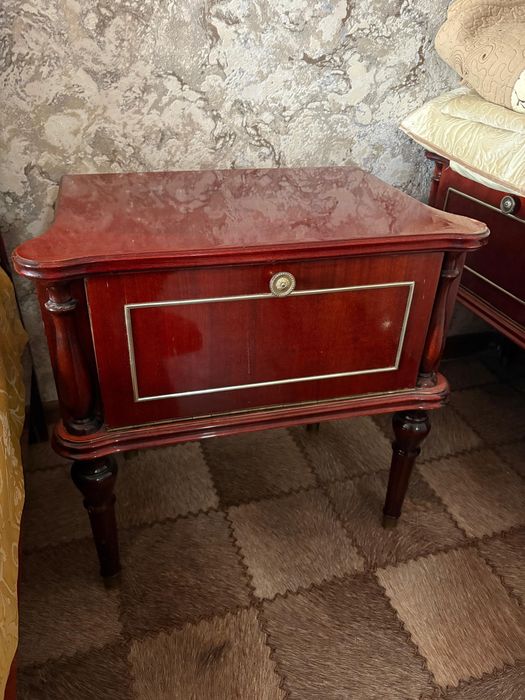 Прикроватные тумбочки антиквариант