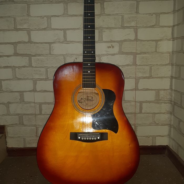 Продам гитару в хорошем состоянии