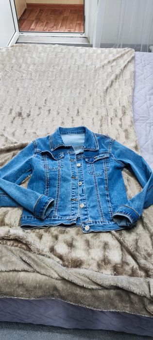 Продам куртку джинсовую на девочку.