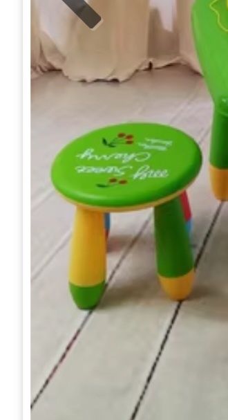 Детский стол и стулья