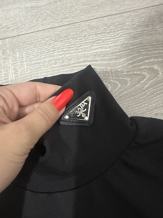 Bluză de firmă PRADA, neagră, cu guler înalt și mâneci lungi