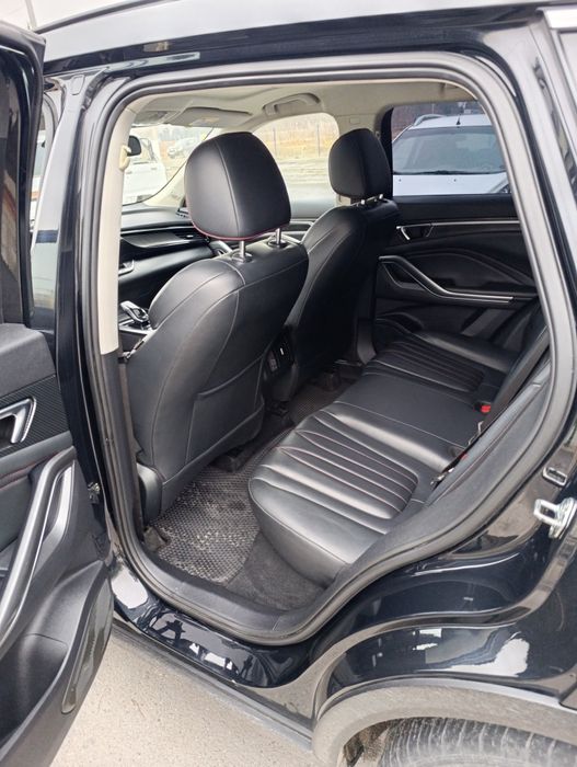 Автомобил Bestune T55