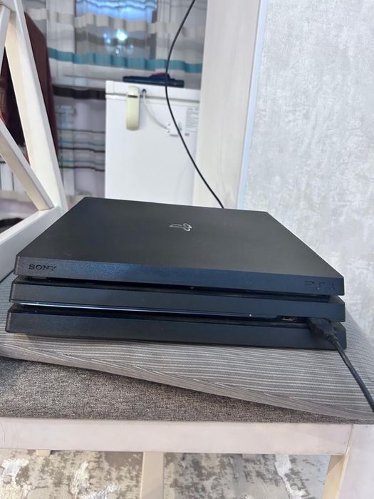 PS4 Pro 1ТБ + 8 игр на дисках (комплект)