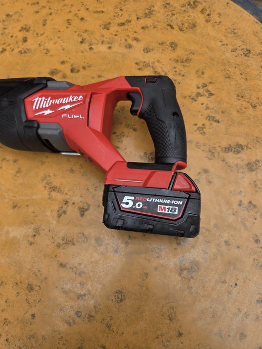 Акумулаторен саблен трион MILWAUKEE M18 FSZ