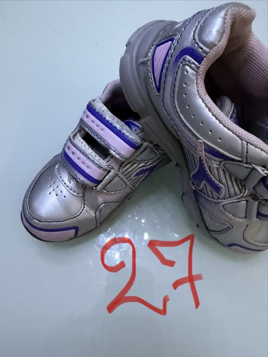 Подарявам детски обувки