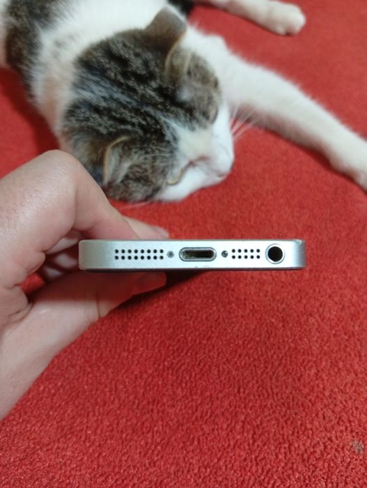 Продам неработающий Айфон 5 SE