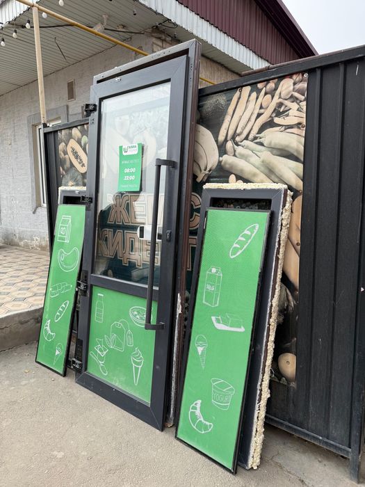 Продам пластиковый дверь с окнами